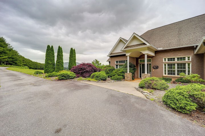 Classy Home w / Hot Tub + Mt. Jefferson Views!