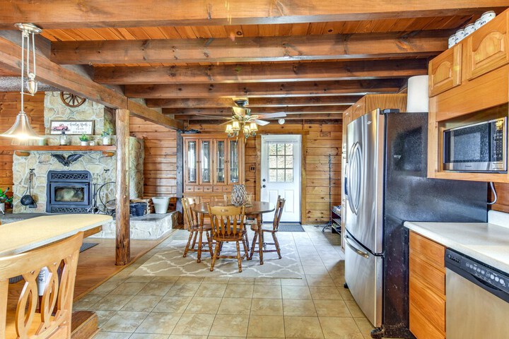 Lock Haven Cabin w / Wood Stove & Mountain View!