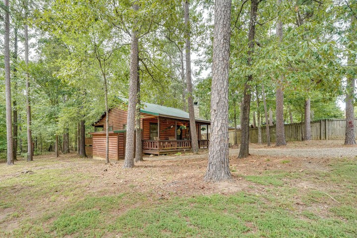 Hot Tub & Deck: Broken Bow azalea House'