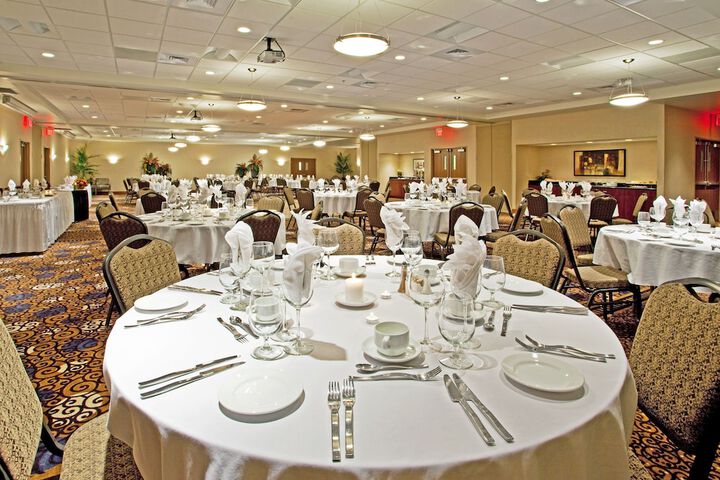 Ballroom/Hall 27 of 28