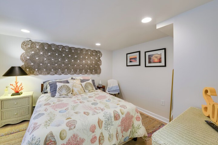 Cozy Ventnor Getaway: Walk to Public Beach!