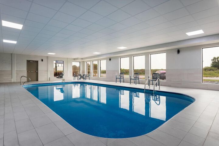 Days Inn and Suites by Wyndham Hammond IN