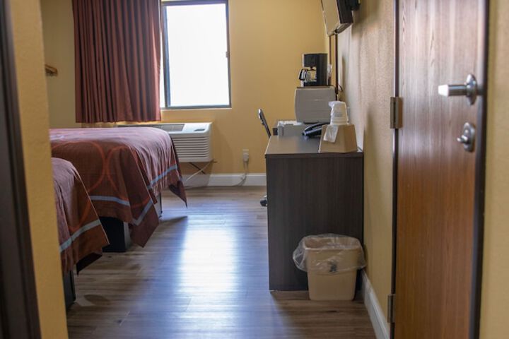 Room 28 of 39