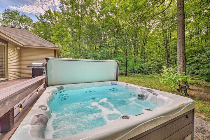 Cozy Whitehall Hideaway w / Hot Tub + Chiminea!
