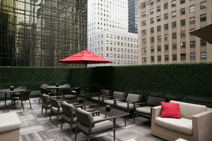 Lounge 110 of 124