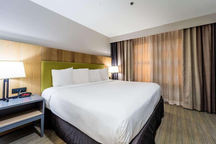 Room 5 of 18