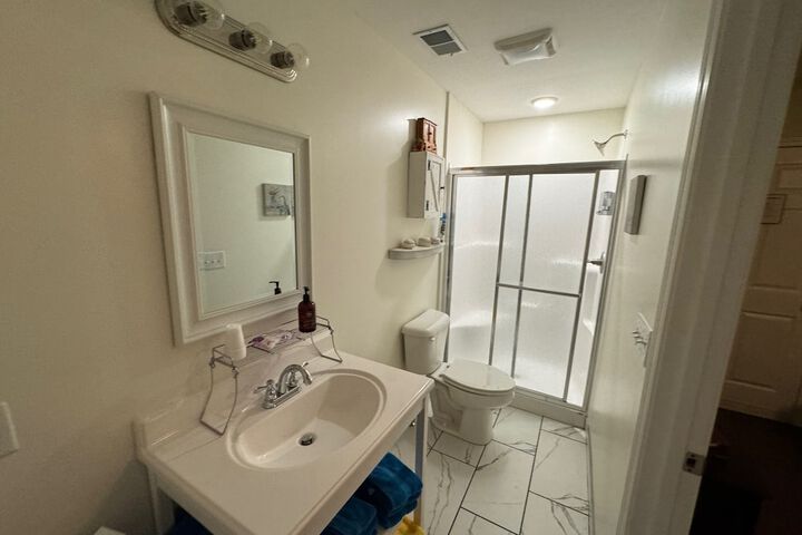 Room 6 of 16