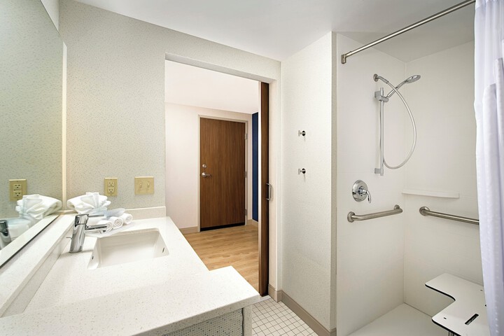 Holiday Inn Express & Suites Altoona by IHG