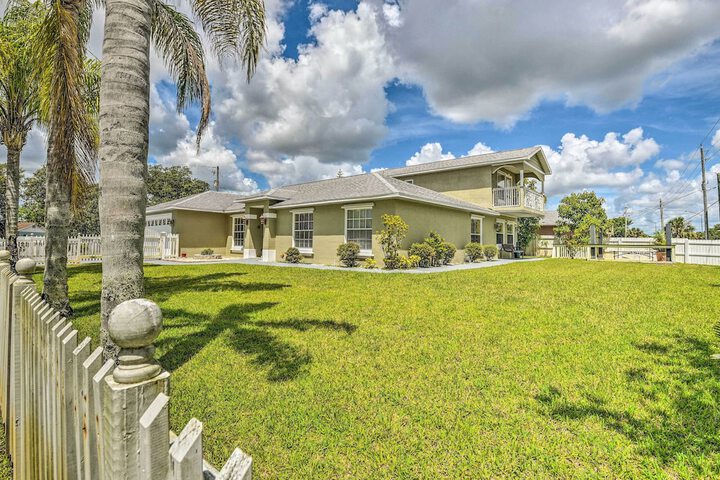 Cozy Coastal Retreat w / Grill 5 Mi to Beach