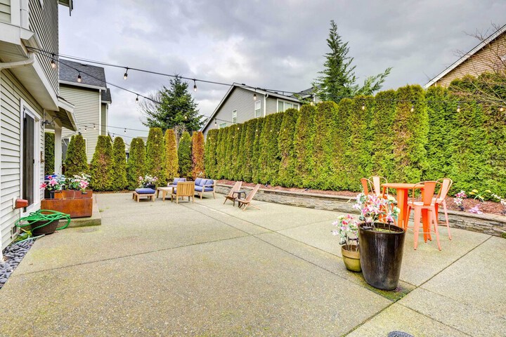 Spacious Kent Home Near Seatac Airport w / Patio