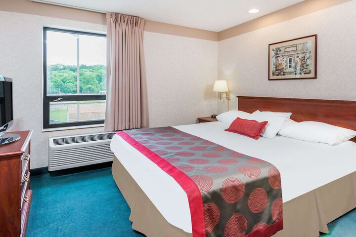 Room 17 of 28