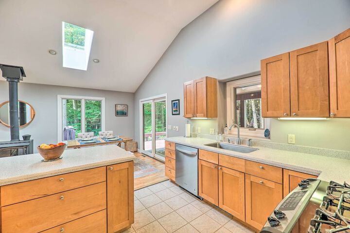 Cozy Whitehall Hideaway w / Hot Tub + Chiminea!