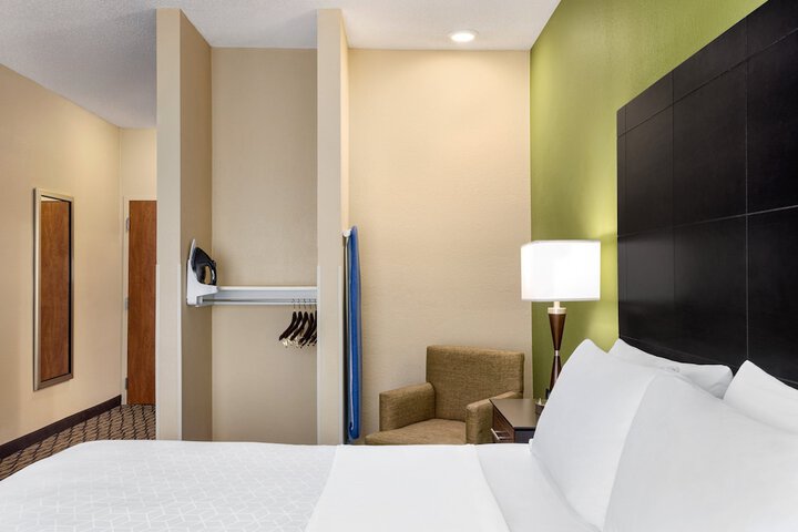 Room 32 of 69