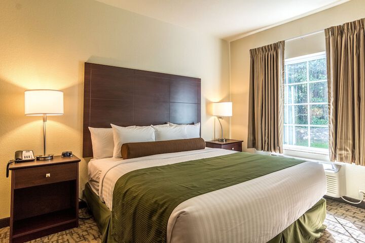 Cobblestone Hotel & Suites - Greenville