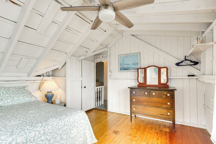 Charming Westbrook Cottage Steps to Private Beach