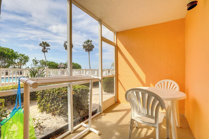 Sunlit Longboat Key Escape w / Private Resort Beach