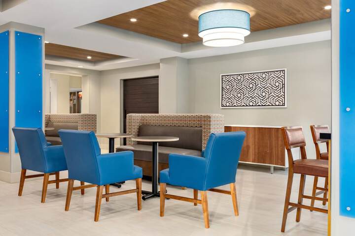 Holiday Inn Express & Suites Philadelphia - Mt. Laurel by IHG