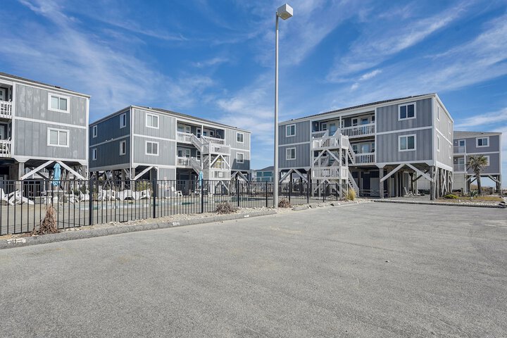 Ocean Isle Beach Condo w / Balcony: Steps to Shore!