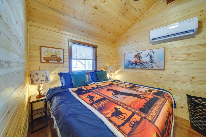 Pond-view Cabin Near Louisville on Racehorse Farm!