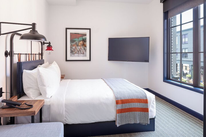 Room 17 of 38