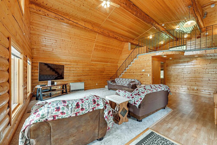 Roomy Log Cabin w / Hot Tub Walk to Kenai River!