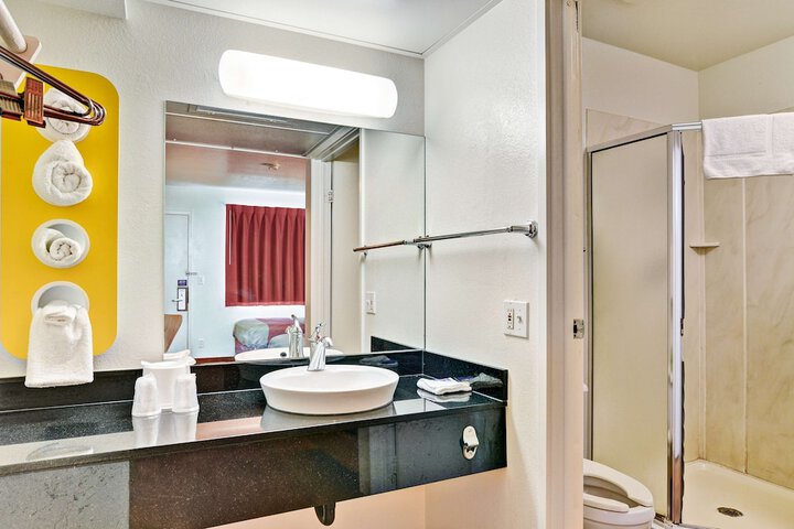 Room 14 of 33