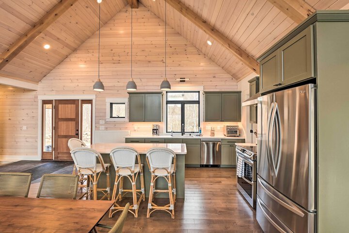 Secluded Kingfield Abode w / Idyllic Mtn Views