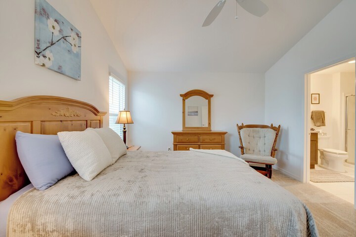Sun-soaked Retreat in The Villages w / Grill!
