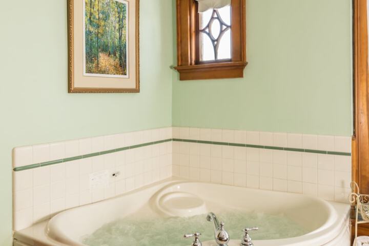 Honeybee Inn Bed & Breakfast