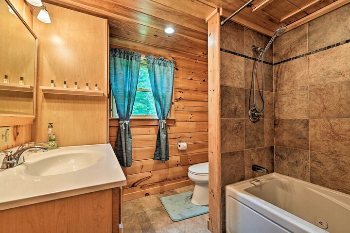 Private Chester Home w / Deck Mins to Skiing!