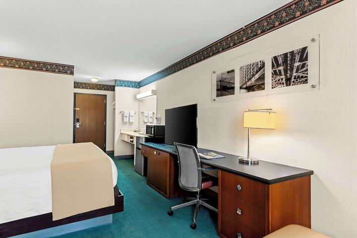 Room 17 of 38