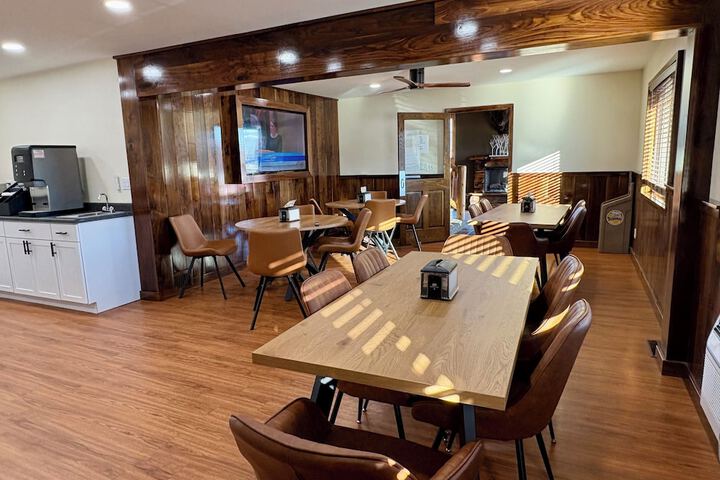 Americas Best Value Inn Wall