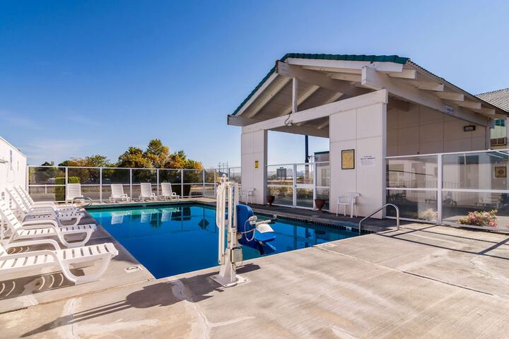 Pool 10 of 32
