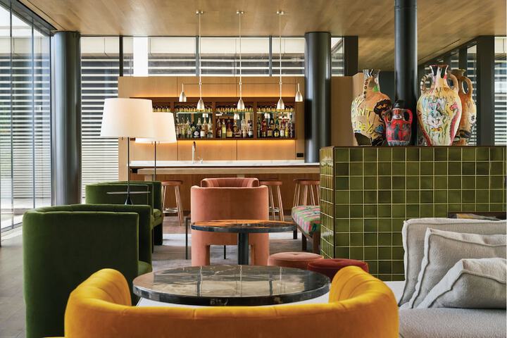 Lounge 45 of 64