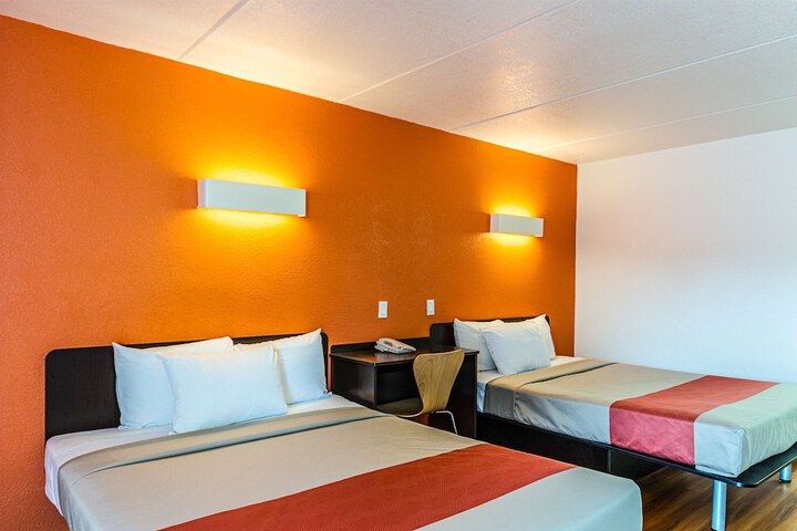 Motel 6 Cleveland TX