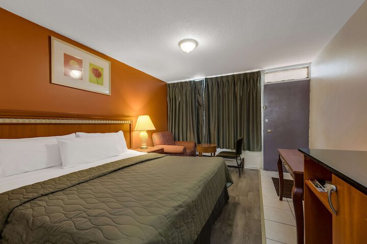 Room 10 of 38