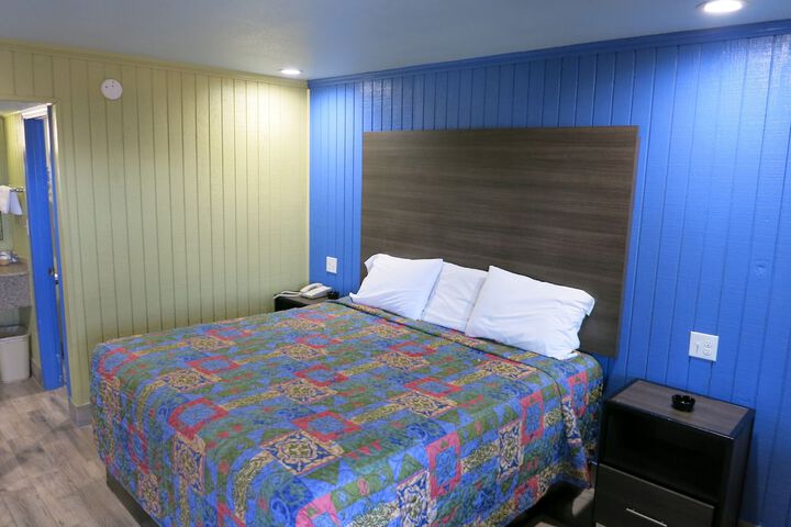 Room 6 of 13