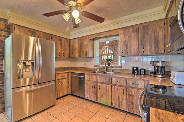 Grand Valrico Home w / Deck Fire Pit & Yard!