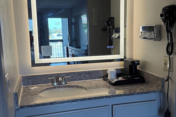 Days Inn by Wyndham Ontario Airport