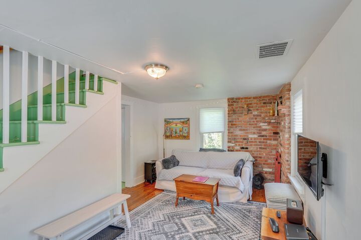 Updated / pet-friendly Cabin by Hikes and Woodstock!