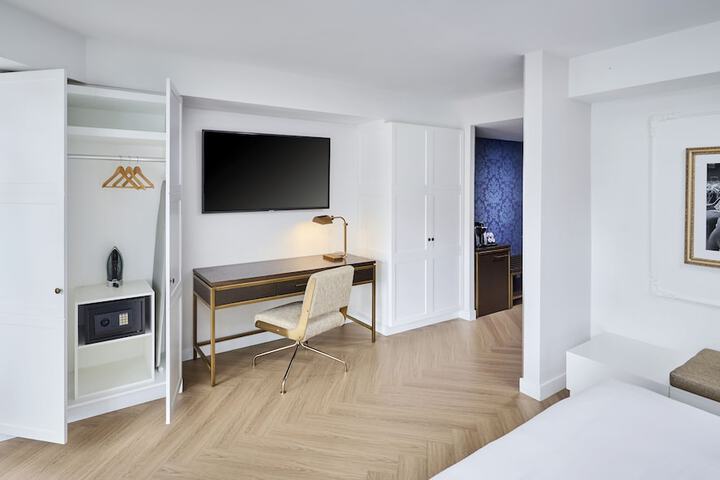 Room 28 of 33