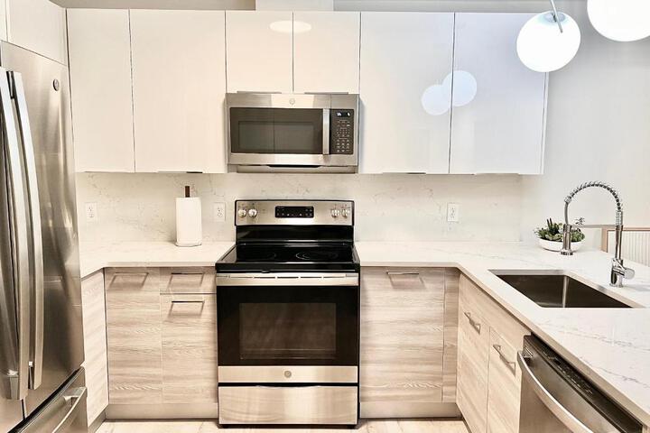 Modern 2 Bed Furnished Apartment in Quincy