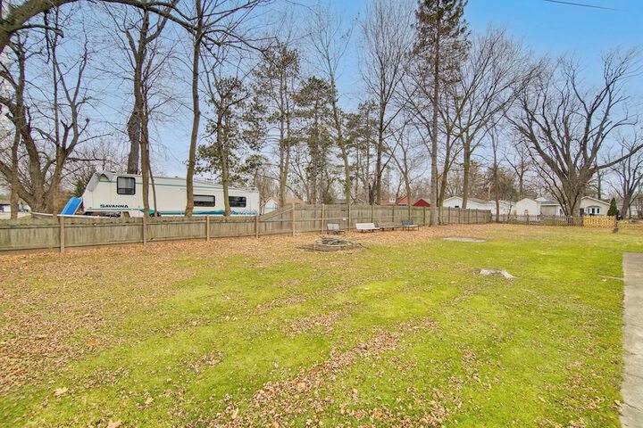 Twin Lakes Home - Walk to Lake Elizabeth!