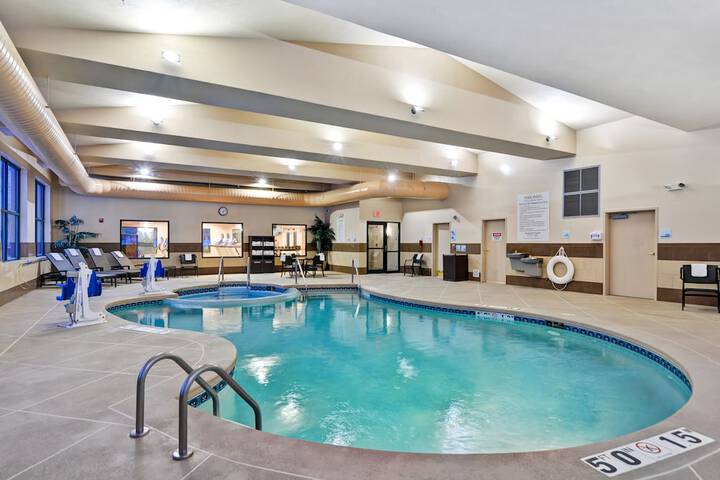 Holiday Inn Express & Suites New Berlin by IHG