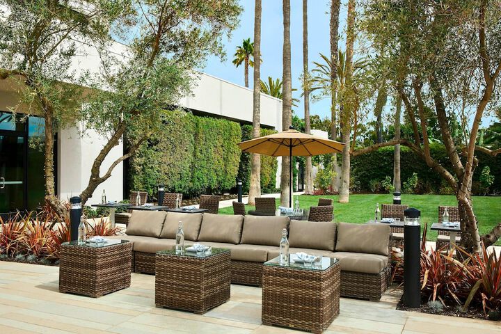 Lounge 49 of 61