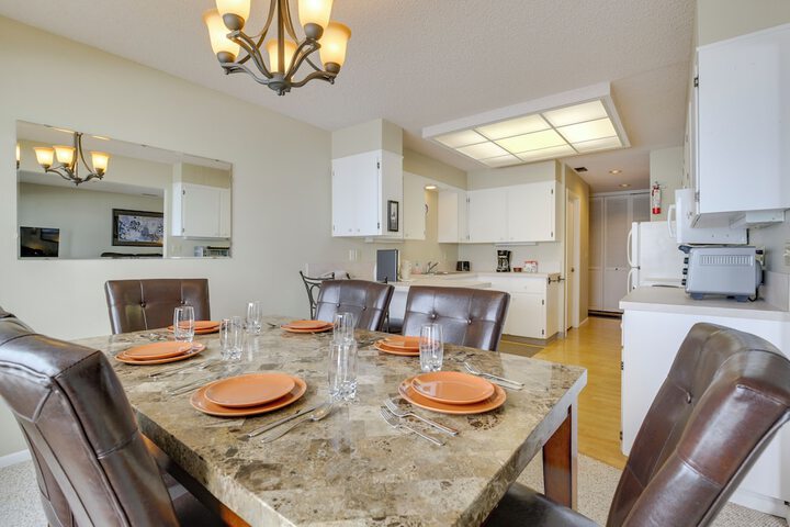 Lincoln City Condo: Pool Access Walk to Beach!