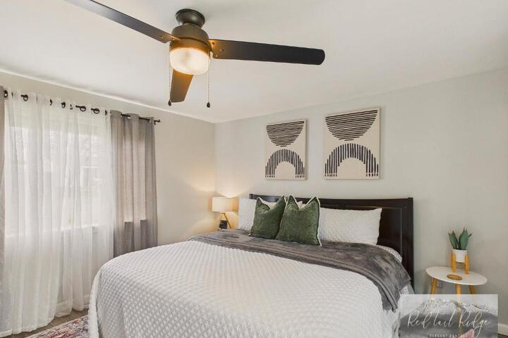 Main St. New with AC Monthly stays Charming Cottage KING BED