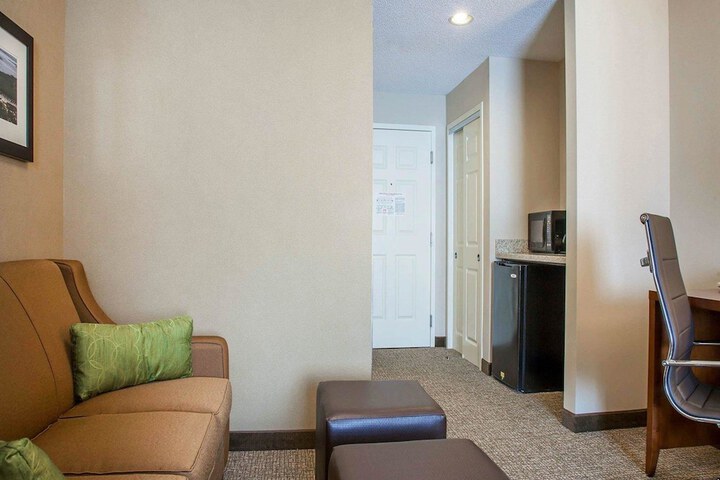 Comfort Suites West Warwick - Providence