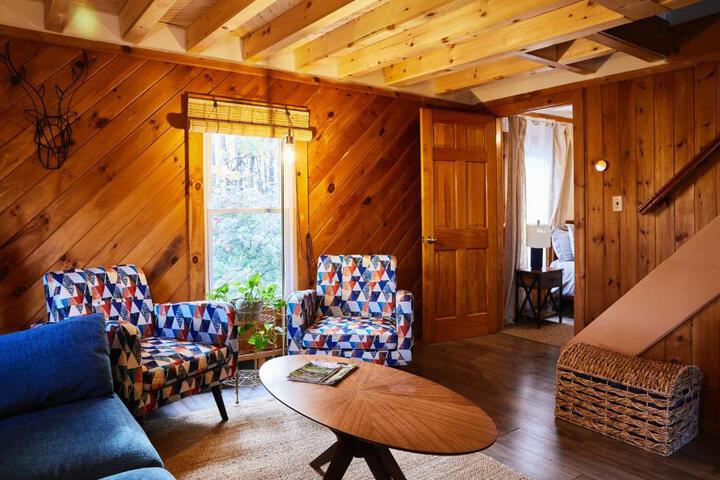 Cozy Cottage with Jacuzzi Sauna, Fire Pit and Reading Nook!