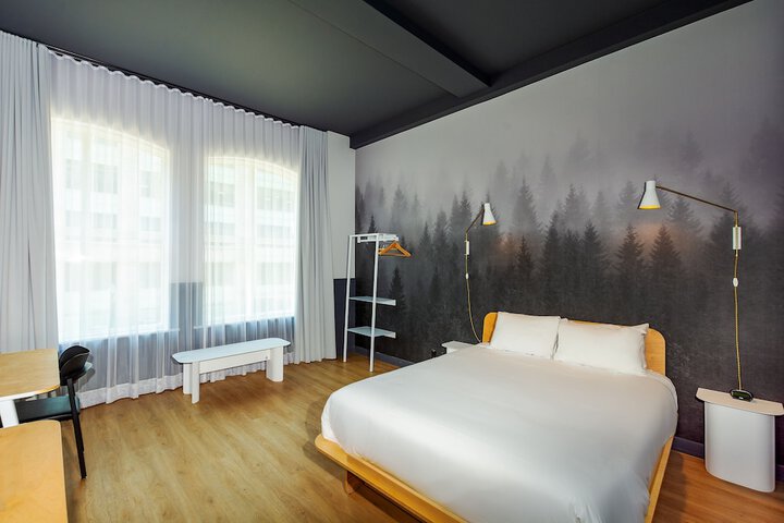 Room 8 of 32